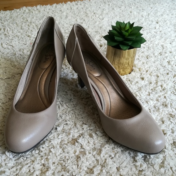 Life Stride Shoes - Nude Size 9 Pumps - Life Stride